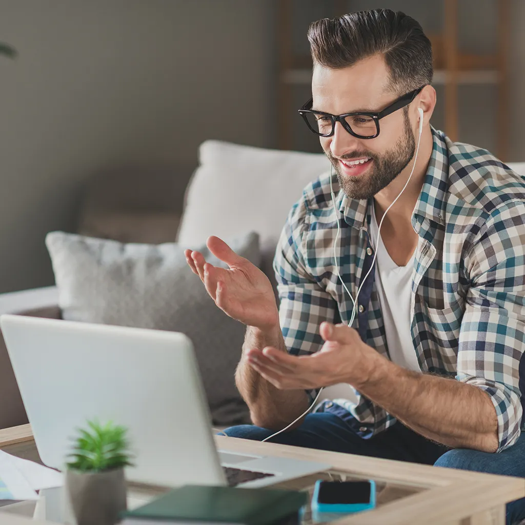 Junger Mann vor dem Laptop