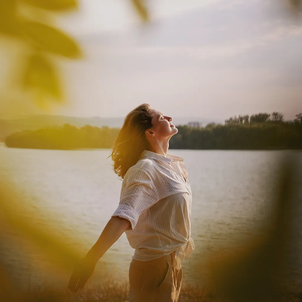 Mann gestresst im Büro vor seinem Laptop