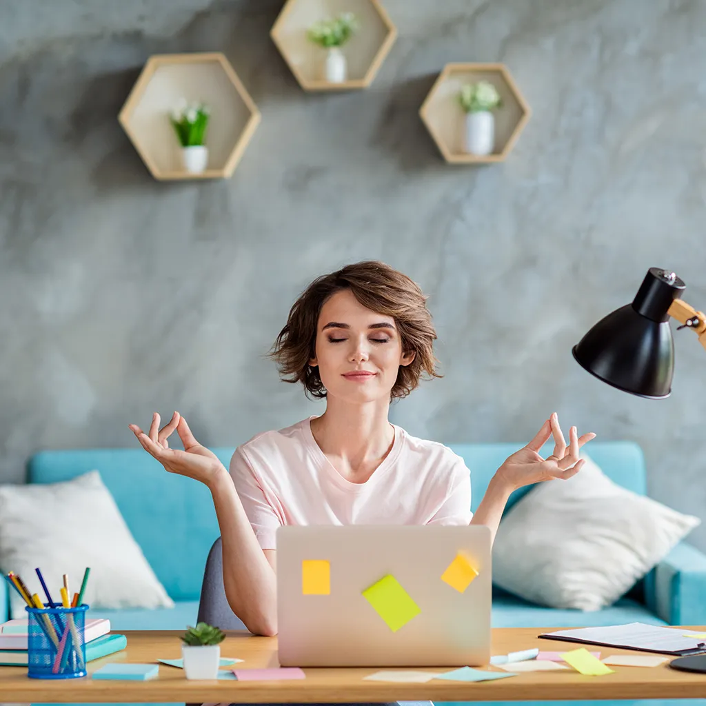 Junge Frau in Balance vor dem Laptop