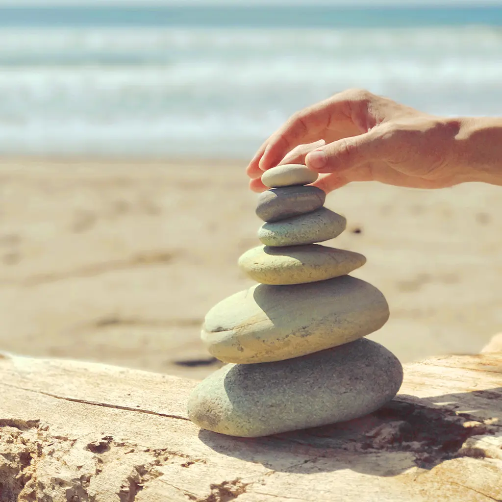 Mann entspannt in der Wiese