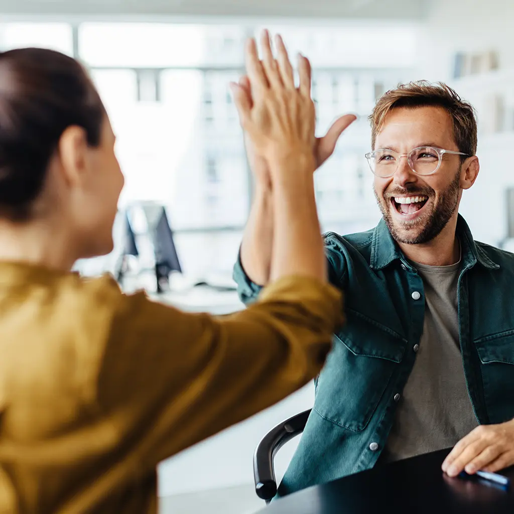 Junger Mann vor dem Laptop
