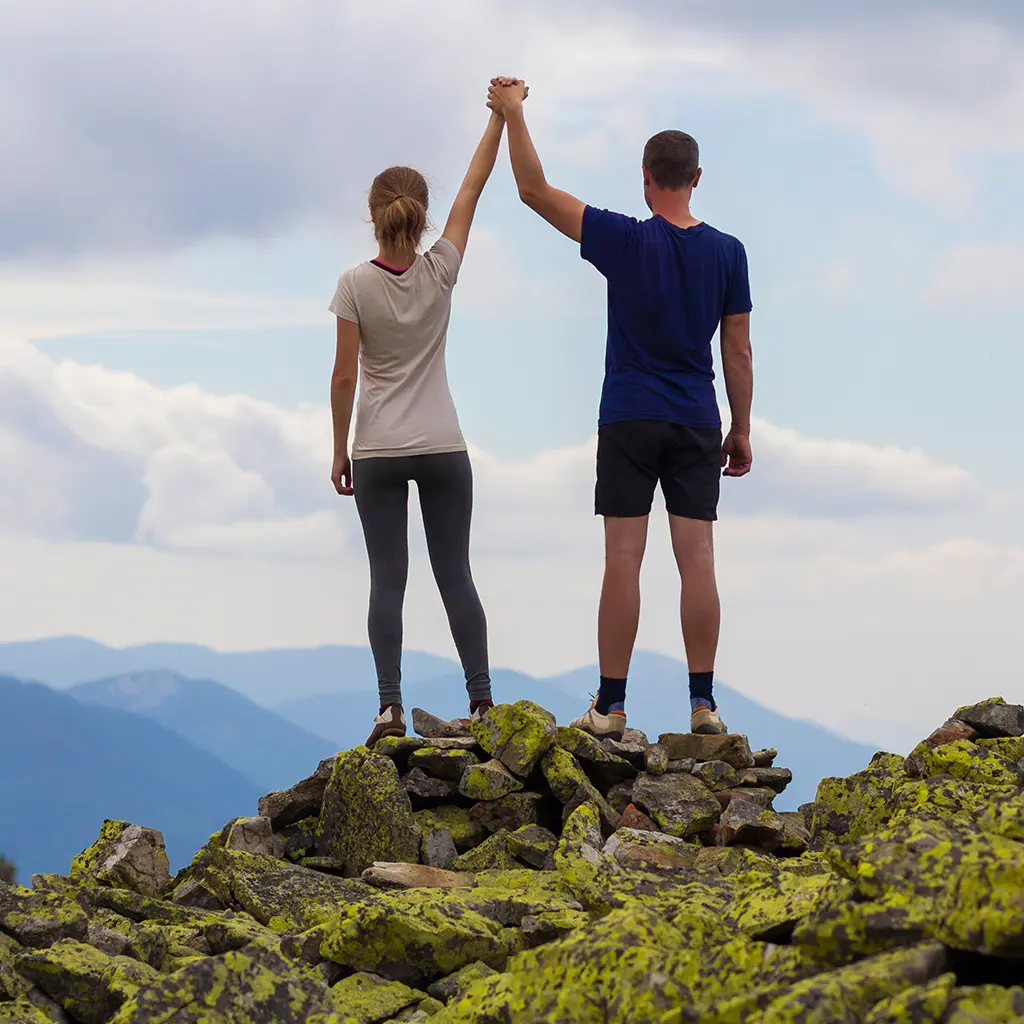 Junges Paar auf Berggipfel