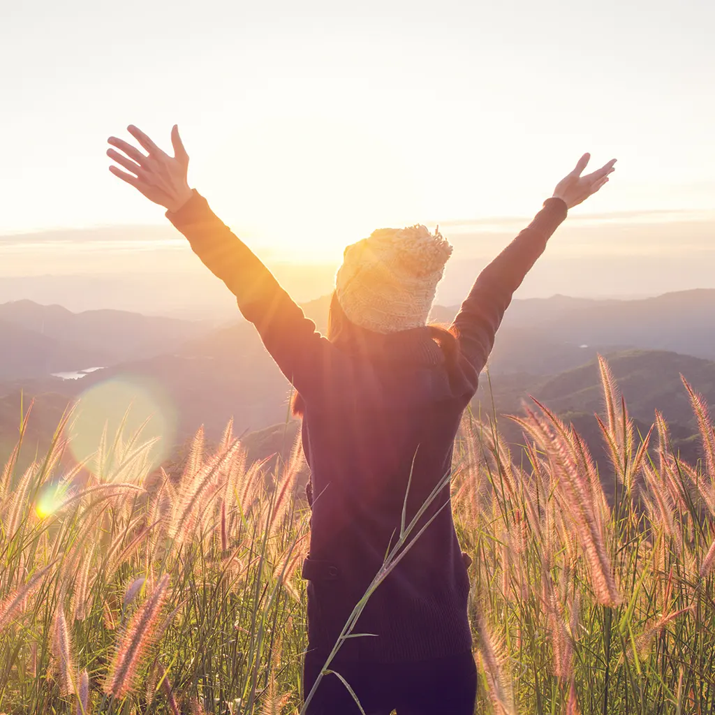 Frau genießt Sonne und entspannt in der Natur